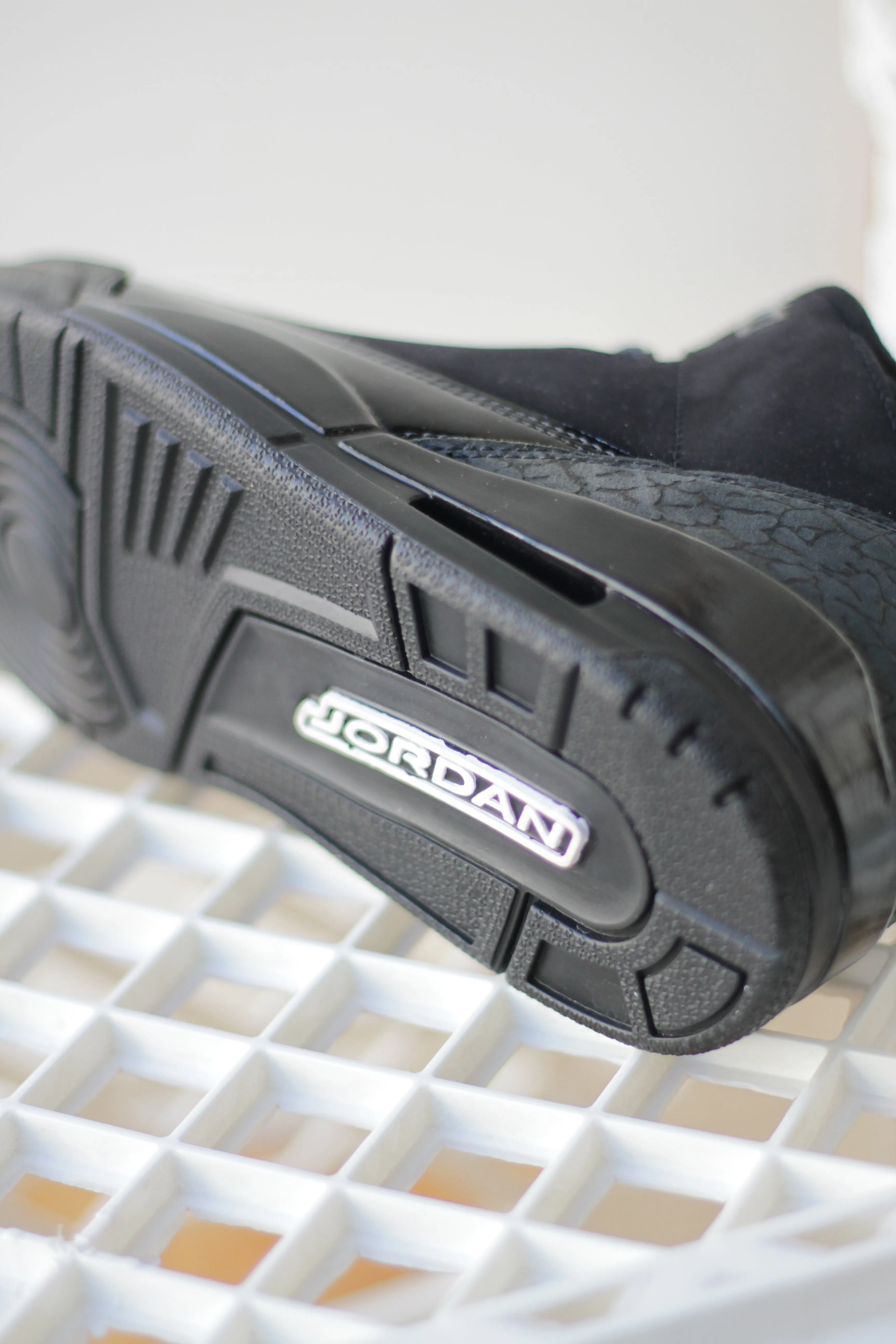 AIR JORDAN 3 RETRO "BLACK/DARK CHARCOAL"