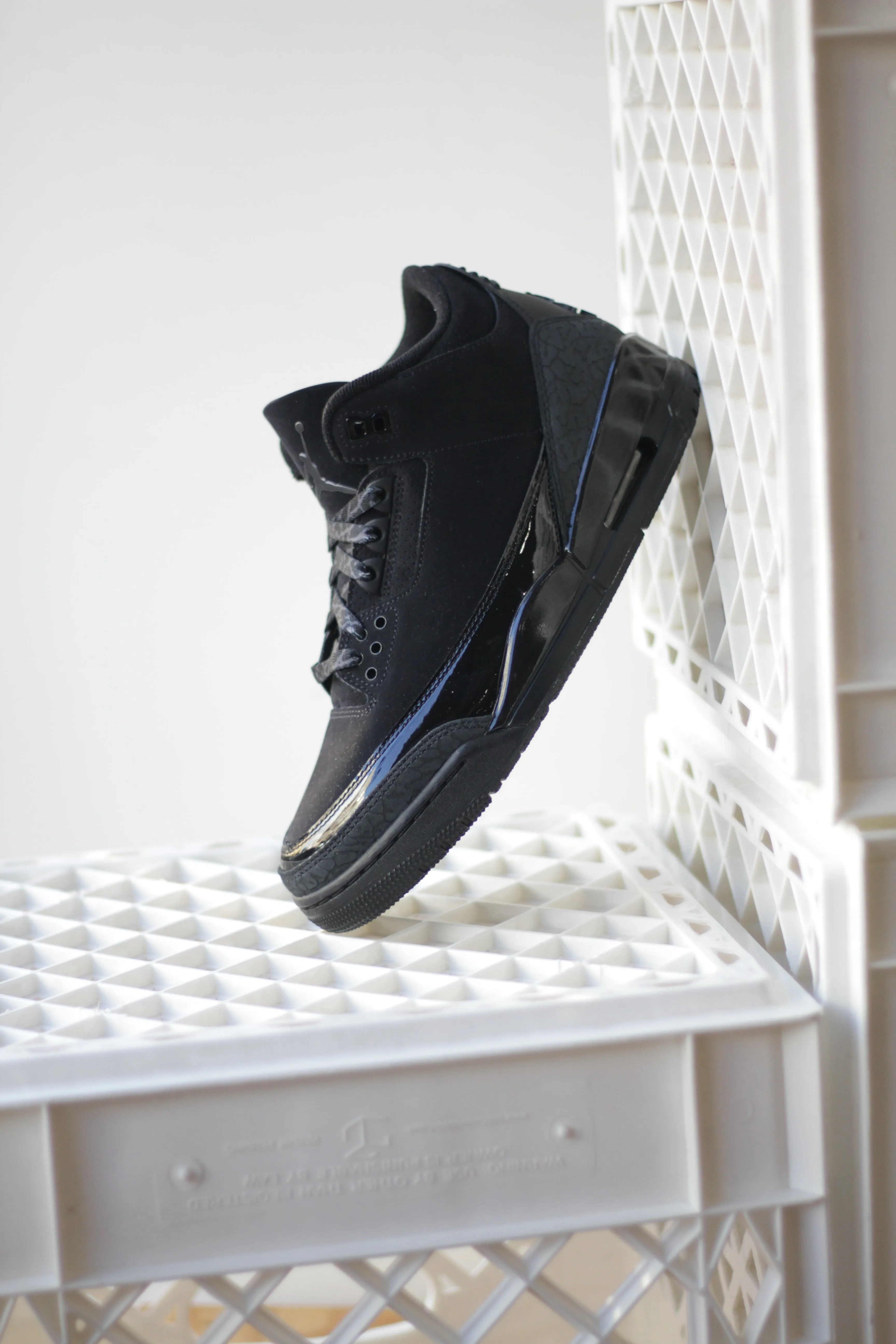 AIR JORDAN 3 RETRO "BLACK/DARK CHARCOAL"