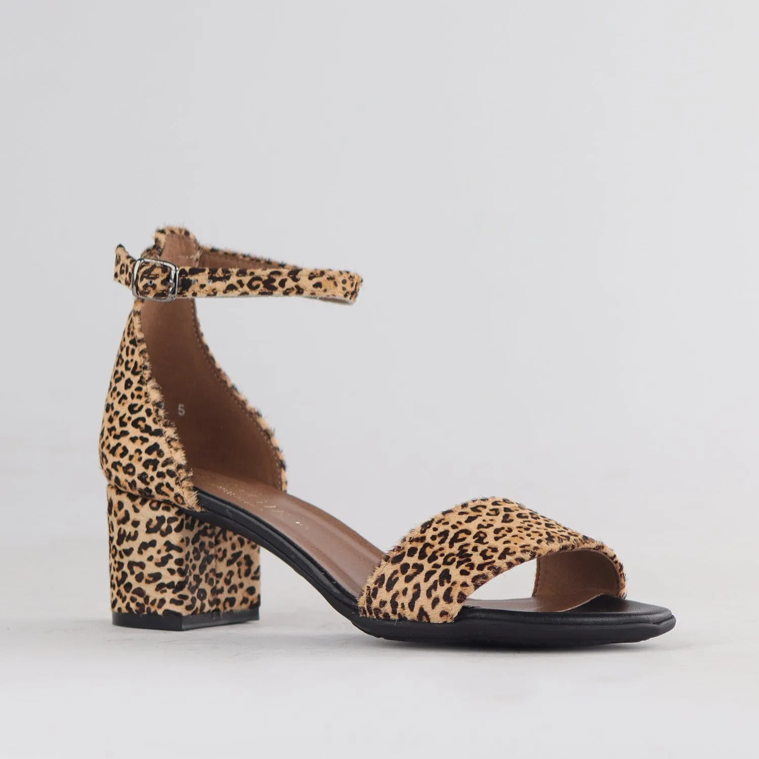 Closed back ankle strap sandall in Cheetah Print