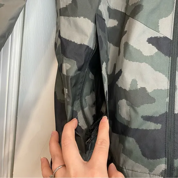 Columbia Womens Inner Limits II Camouflage Jacket Black Green Medium Omni Tech