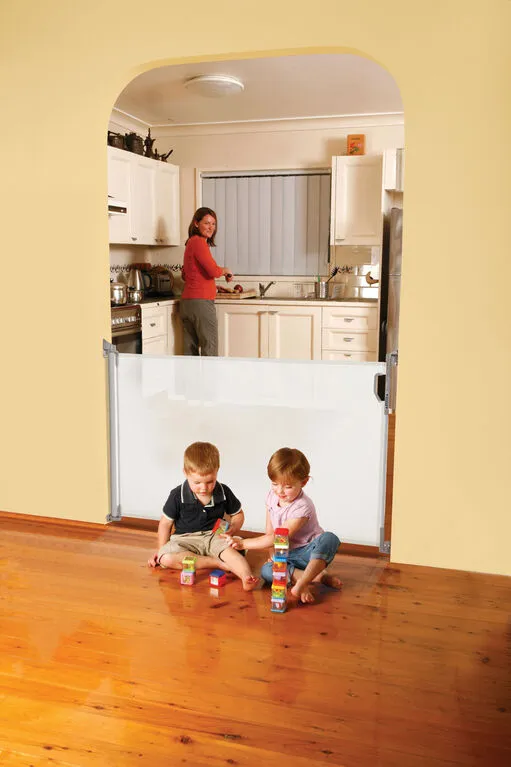 New Retails $100  Dreambaby Indoor/Outdoor Retractable Gate - White