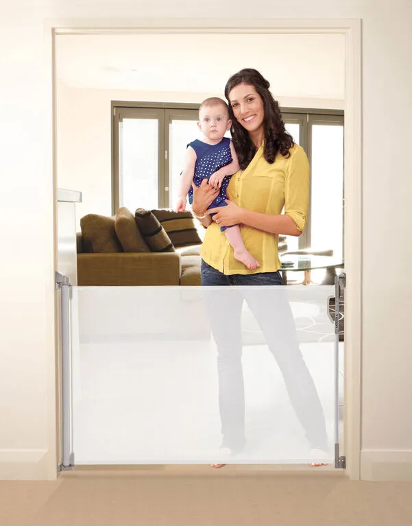New Retails $100  Dreambaby Indoor/Outdoor Retractable Gate - White