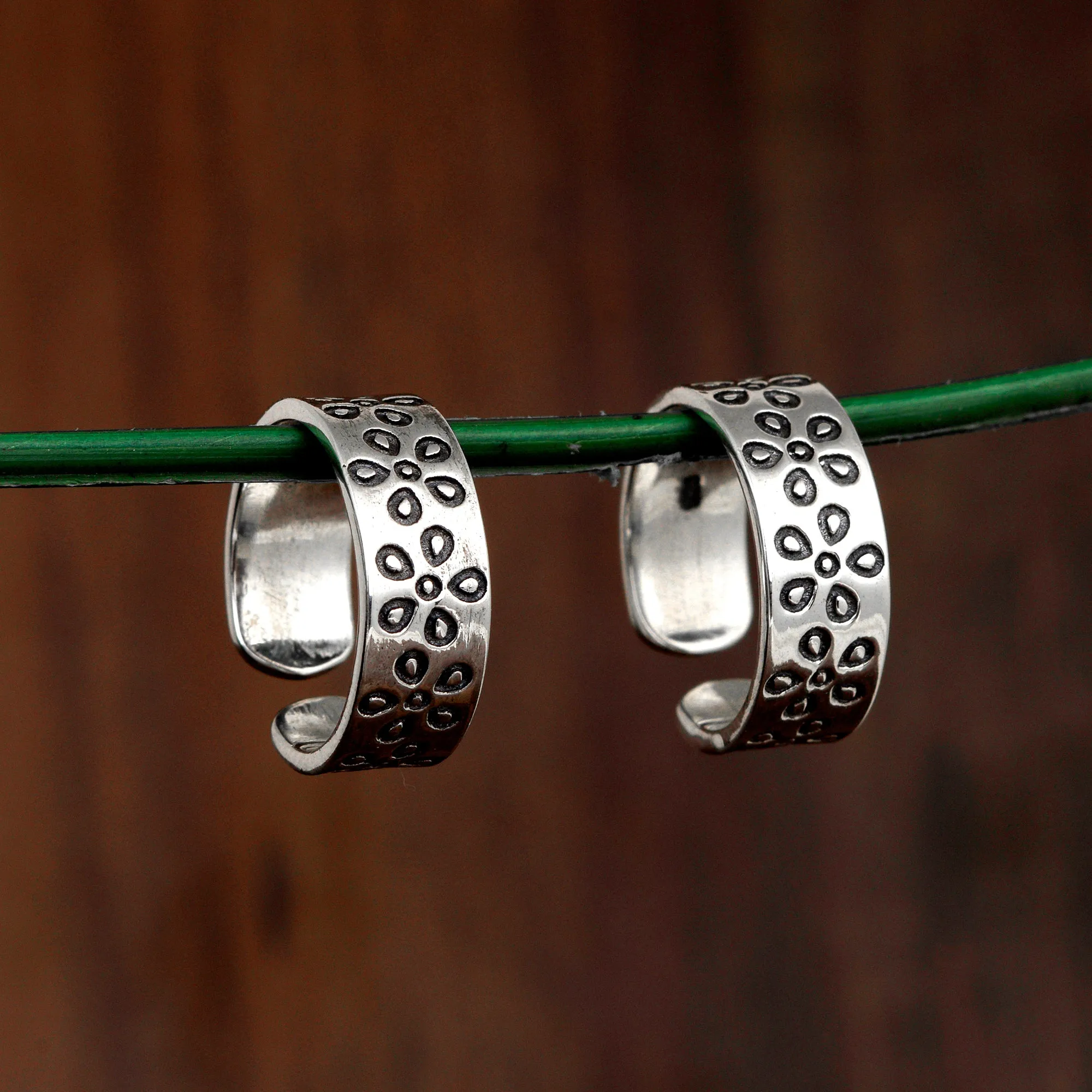 Sterling Silver Adjustable Flowers Engraved Oxidized Toe Ring
